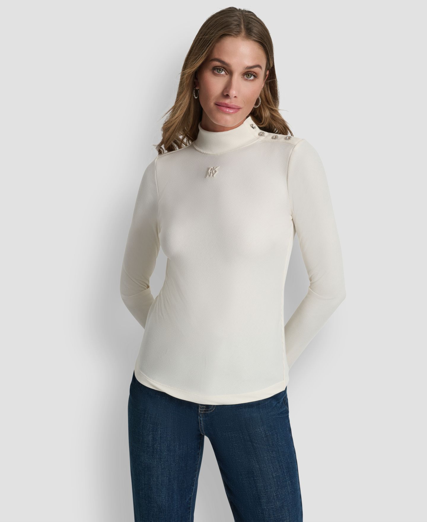 Женская футболка DKNY Jeans Jewel Button Shoulder Mock Neck Long-Sleeve, цвет: Egg Nog — фото 1