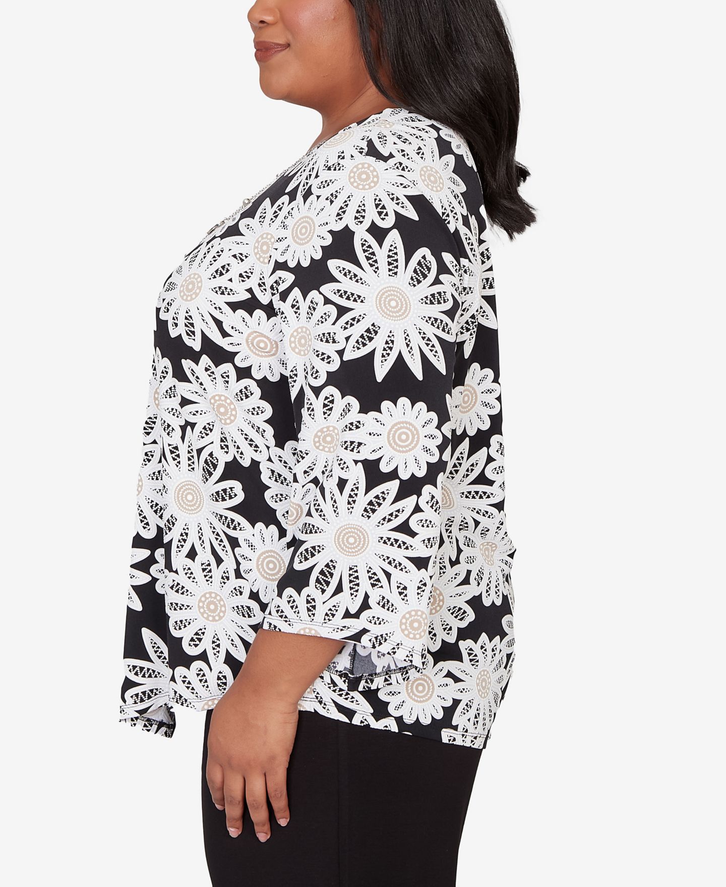 Женский топ Alfred Dunner Plus Size Classic Daisy Pointed Hem with Necklace, цвет: Чёрный — фото 3