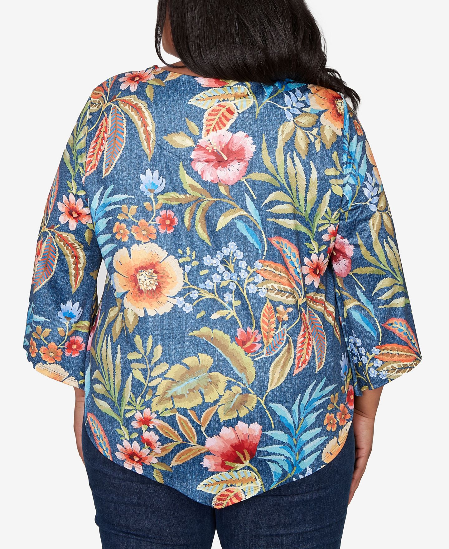 Женский топ Alfred Dunner Plus Size Classic Floral Print Pointed Hem with Necklace, цвет: Джинсовый — фото 5
