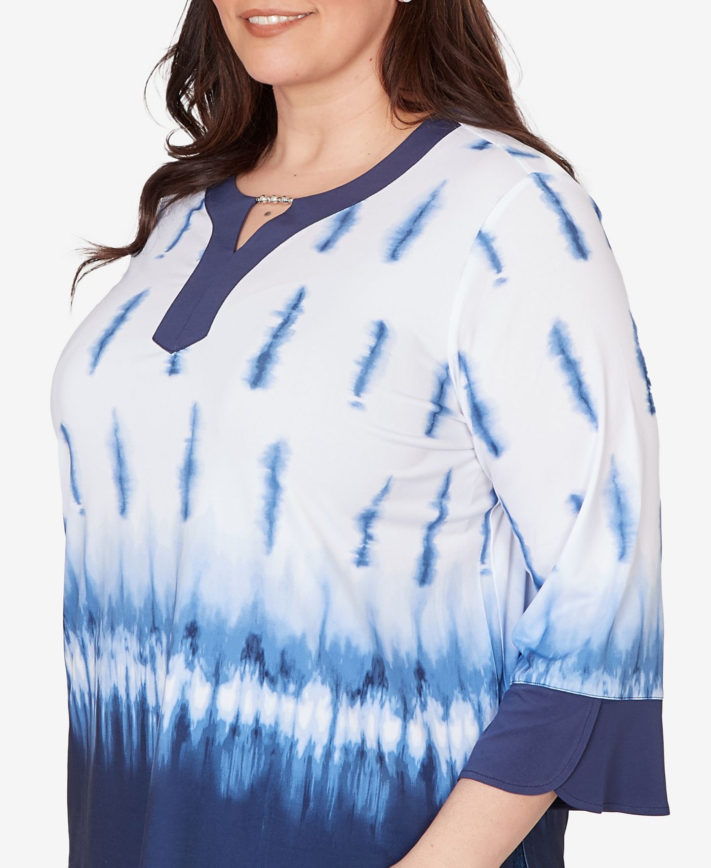 Женский топ Alfred Dunner Plus Size Classic Tie Dye Border Split Neck, цвет: Тёмно-синий — фото 4