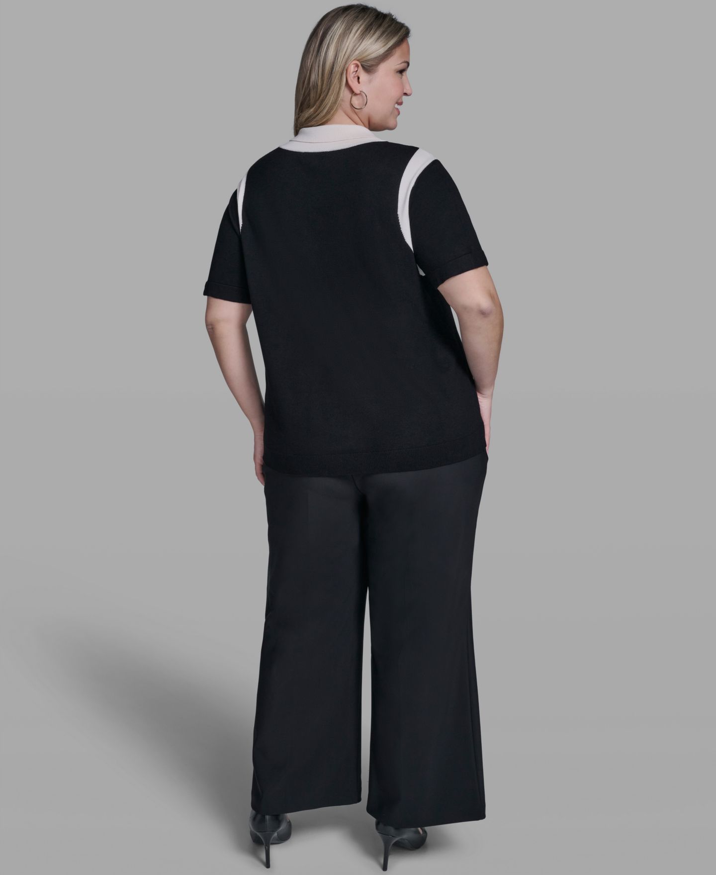 Женский свитер KARL LAGERFELD PARIS Plus Size Solid Short-Sleeve Polo Sweater, цвет: Чёрный / Бисквитный — фото 5