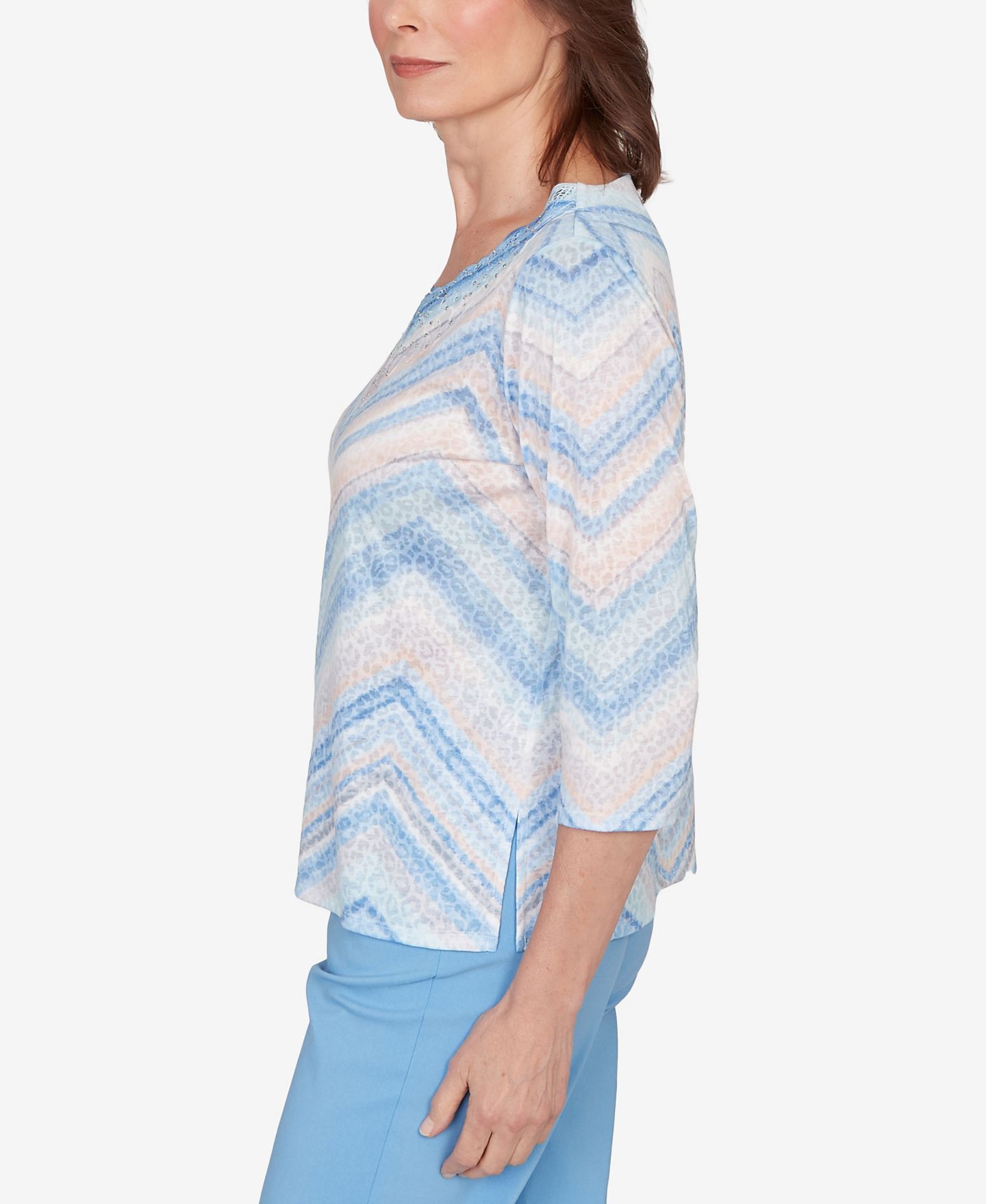 Женский топ Alfred Dunner Petite St. Augustine Chevron Print Lace Trim Crew Neck, цвет: Синий разноцветный — фото 3