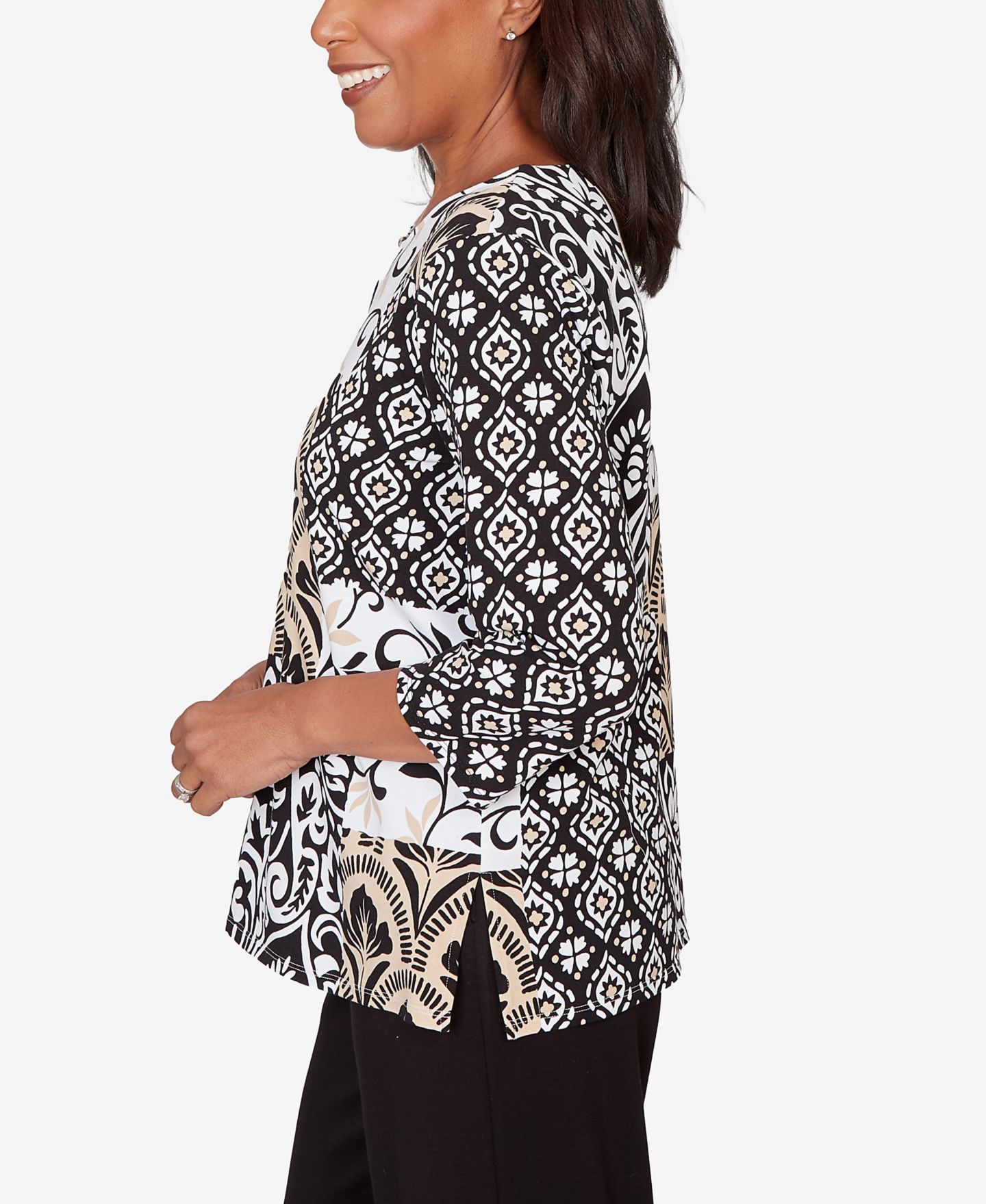 Женский топ Alfred Dunner Petite Classic Geometric Scroll Patchwork Split Neck, цвет: Рыжевато-коричневый / Чёрный — фото 3