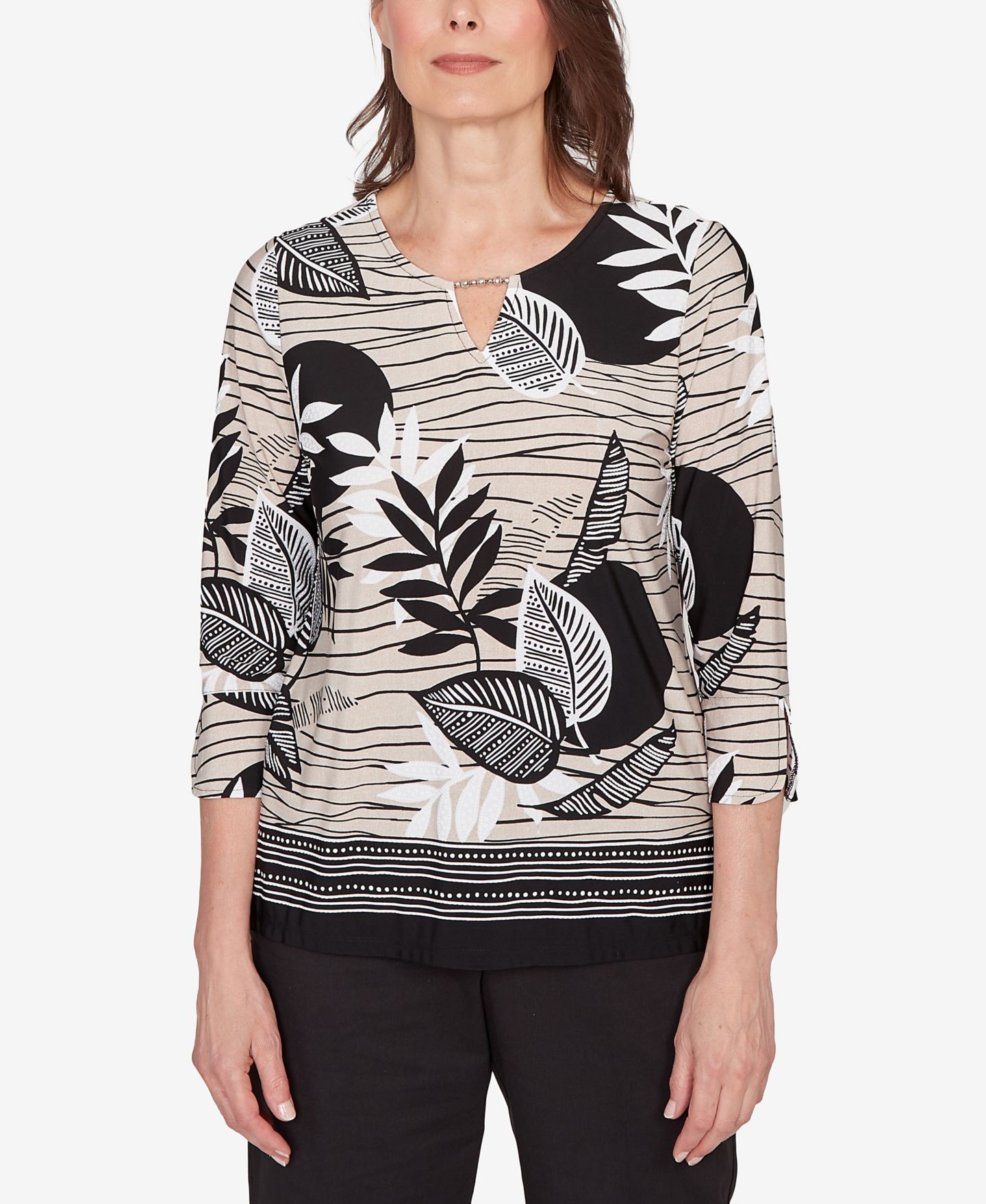 Женский топ Alfred Dunner Petite Classic Tropical Leaf Border Print Split Neck, цвет: Разноцветный чёрный — фото 1