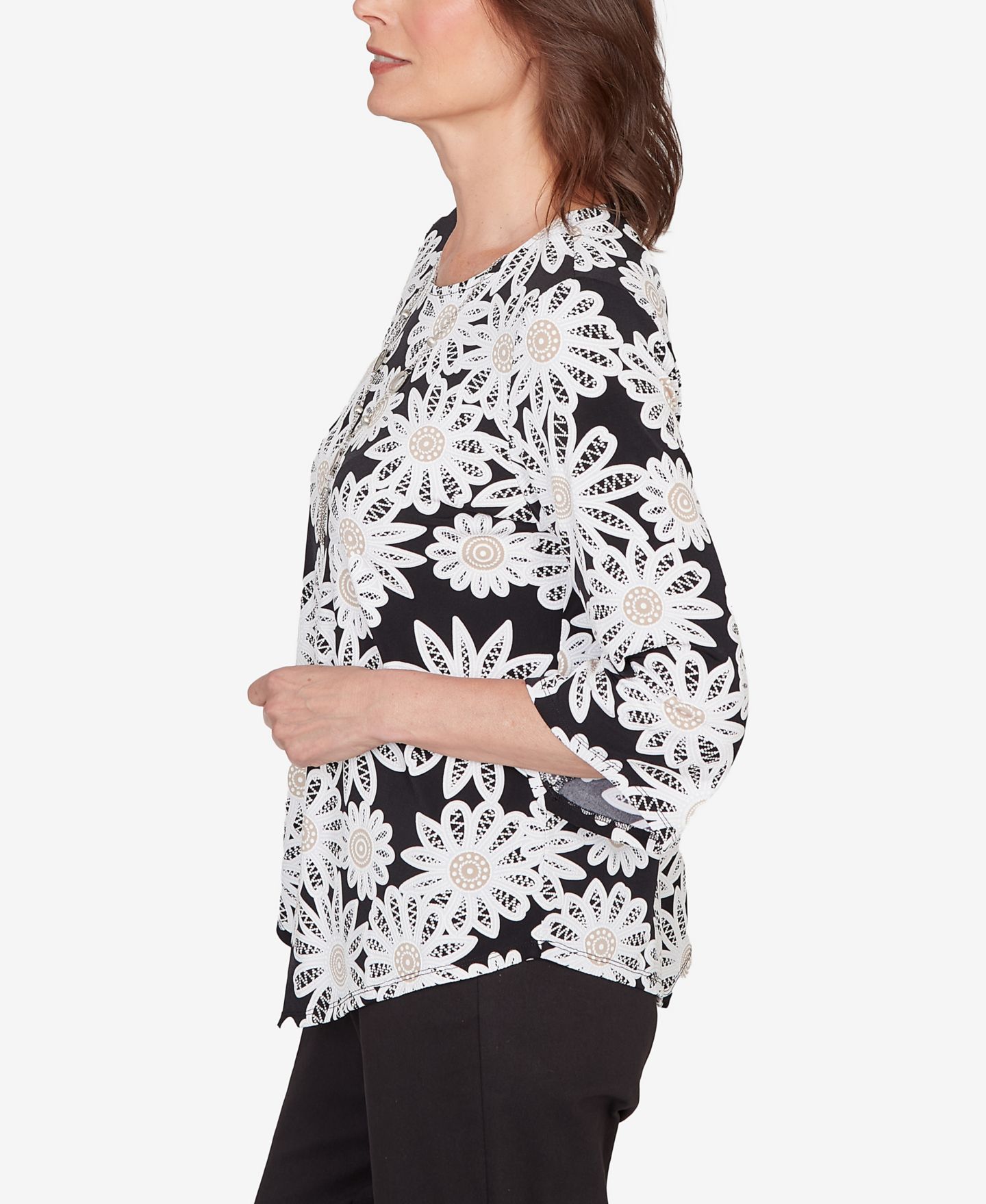 Женский топ Alfred Dunner Petite Classic Daisy Pointed Hem with Necklace, цвет: Чёрный — фото 3