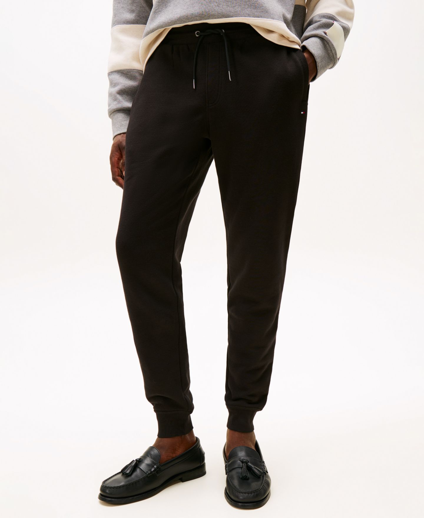 Мужские брюки Tommy Hilfiger Flag Logo Sweatpants, цвет: Чёрный — фото 1