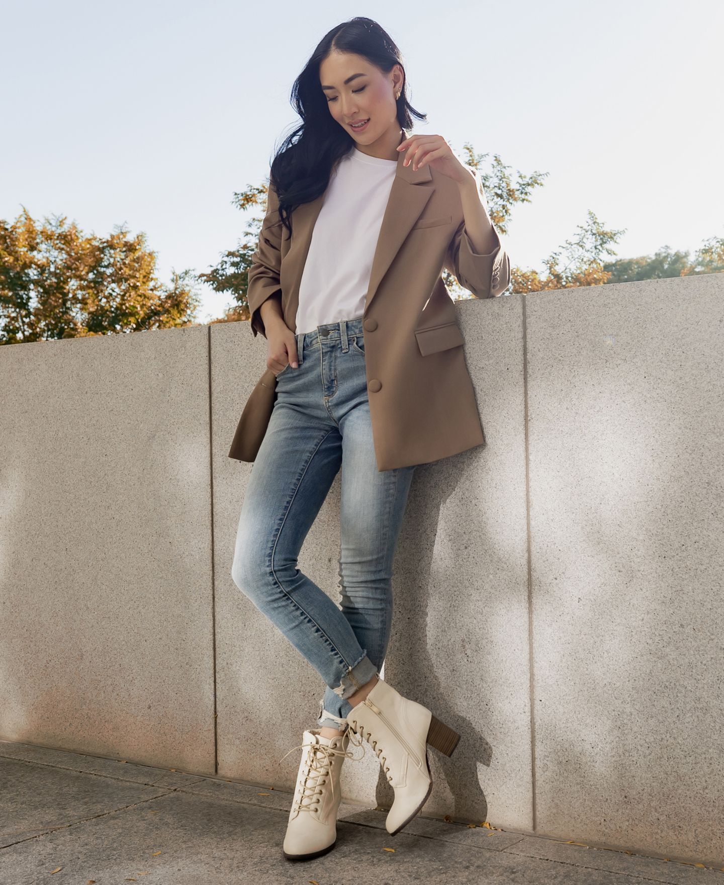 Женские ботинки Journee Collection Baylor Lace Up Stacked Heel Booties, цвет: Костяной — фото 4