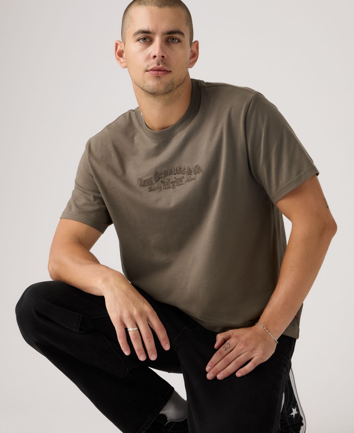 Мужская футболка Levi's Premium Relaxed-Fit Logo Graphic, цвет: Bungee Cord — фото 2