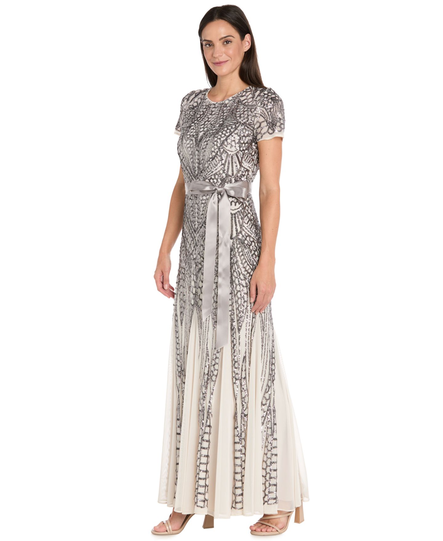 Женское платье R & M Richards Long Sequin Short-Sleeve Gown, цвет: Слоновая кость / Оловянный — фото 3
