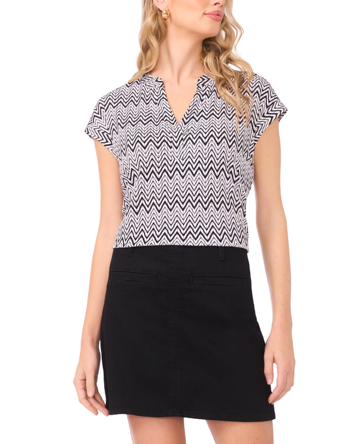 Женская блузка Vince Camuto V-Neck Front Placket Short-Sleeve, цвет: Насыщенный чёрный — фото 1