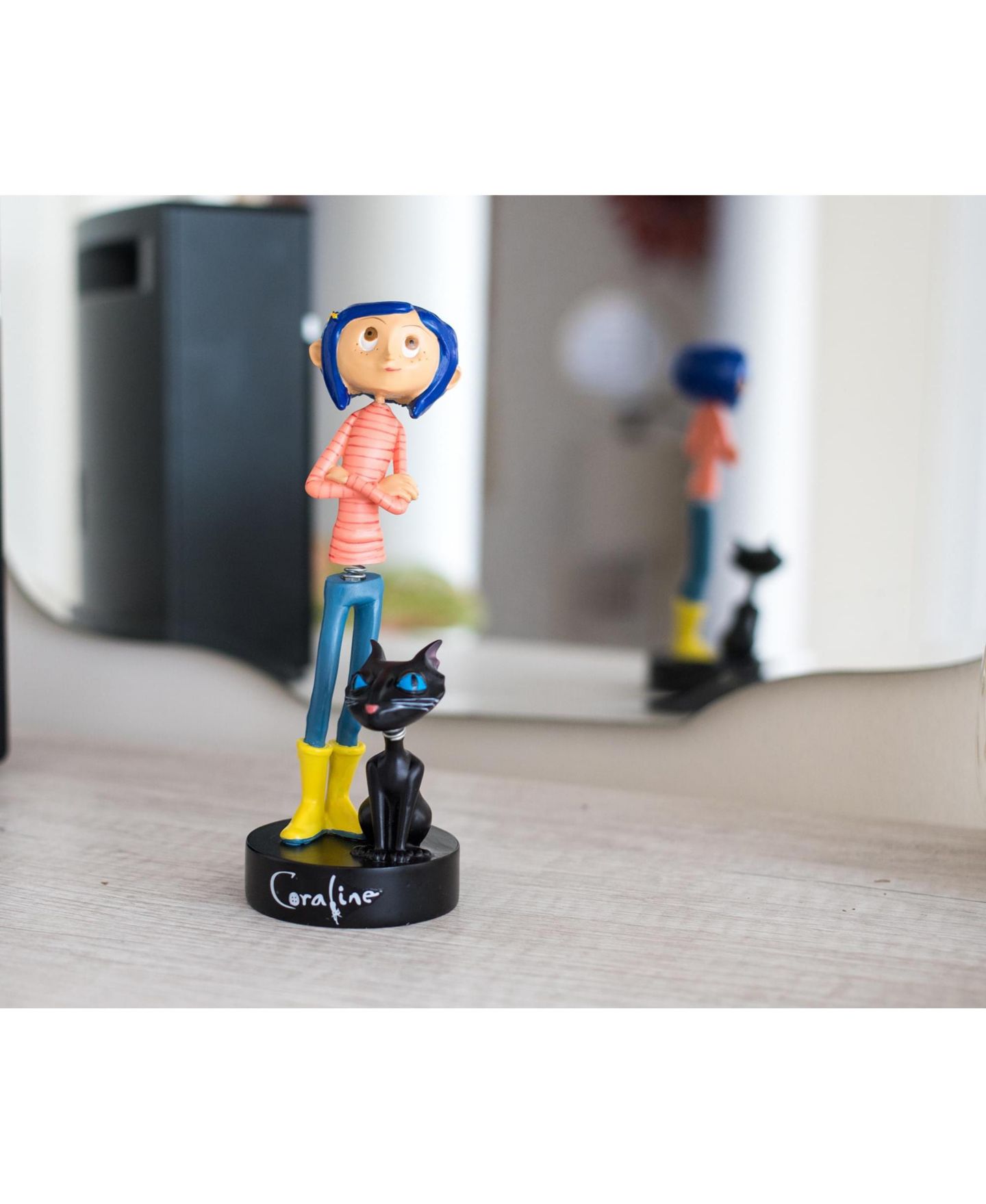 Детские фигурки Surreal Entertainment Coraline With Cat 6.5" Bobblehead, 14 Years & Up, цвет: Синий — фото 6