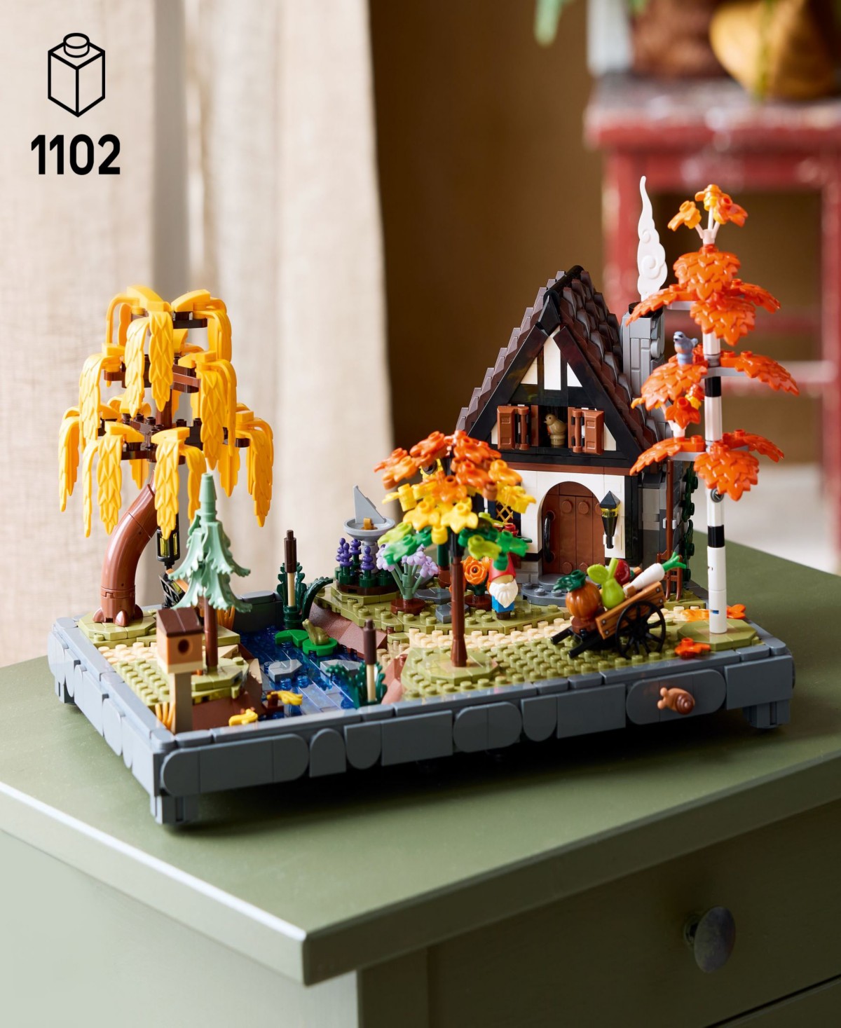 Детские конструкторы LEGO® Icons Autumn Cottage Garden Building Set 11372, 1102 Pieces — фото 3