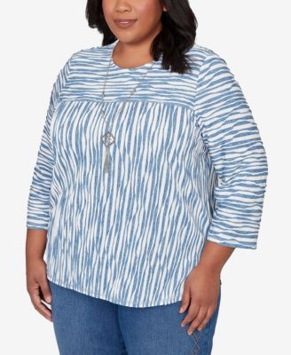 Plus Size Austin Novelty Spliced Textured Top with Necklace