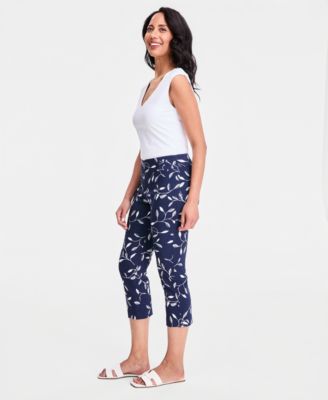 Women's Printed Pull-On Capri Pants