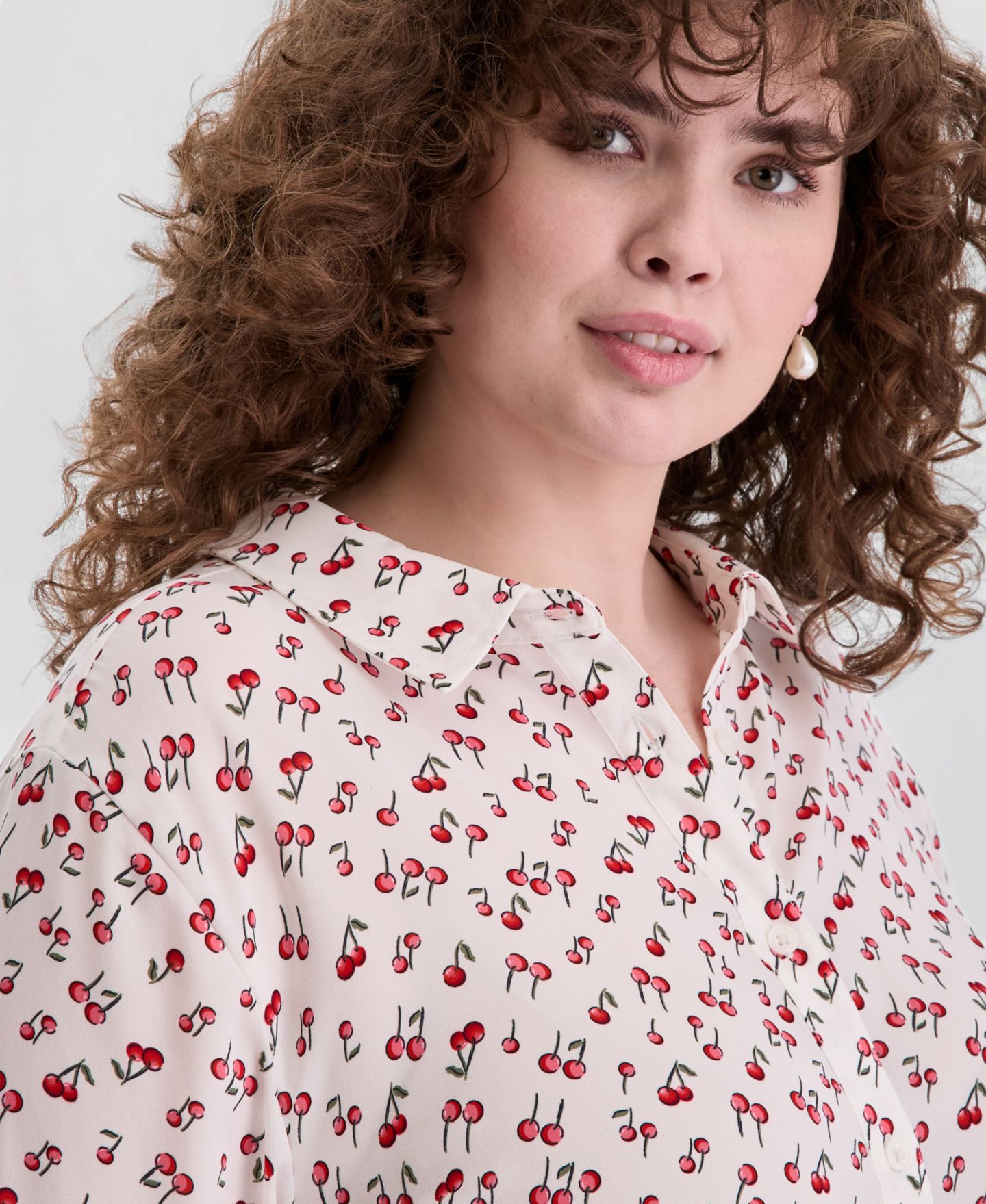 Женская рубашка On 34th Trendy Plus Size Cherry Print Silky, цвет: Зимняя слоновая кость — фото 2