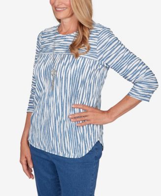 Petite Austin Novelty Spliced Textured Top with Necklace