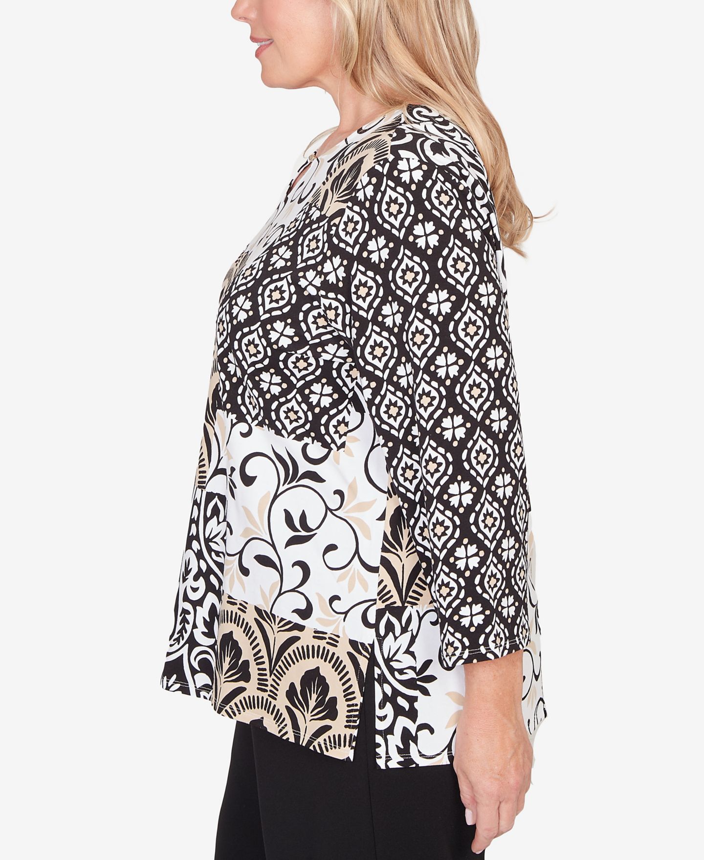 Женский топ Alfred Dunner Plus Size Classic Geometric Scroll Patchwork Split Neck, цвет: Рыжевато-коричневый / Чёрный — фото 3