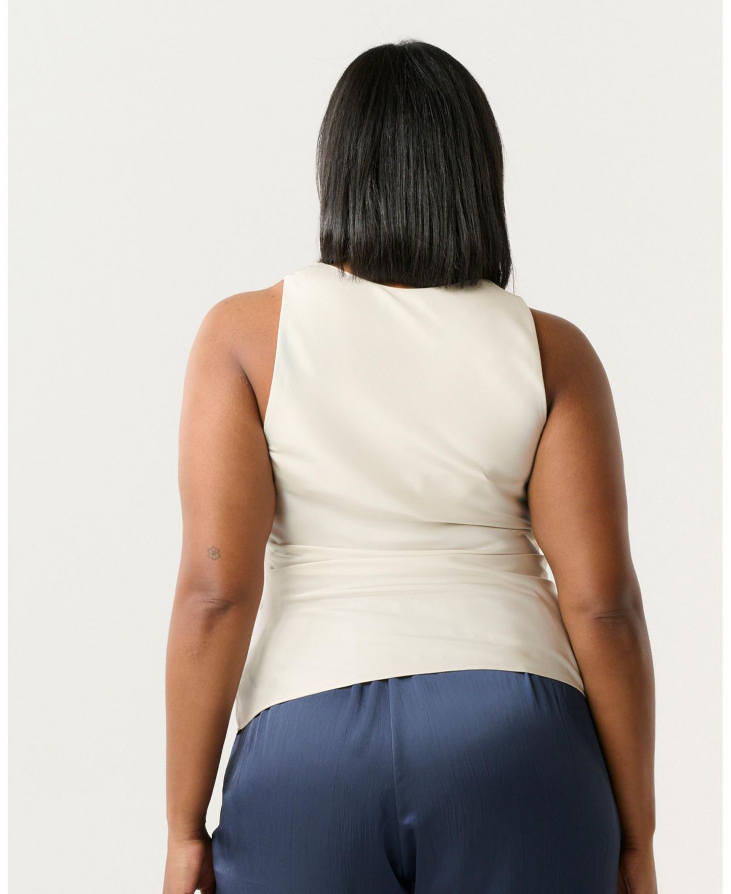 Женский топ ESTELLE Plus Size Tahni Cowl Neck Satin, цвет: Устричный — фото 5