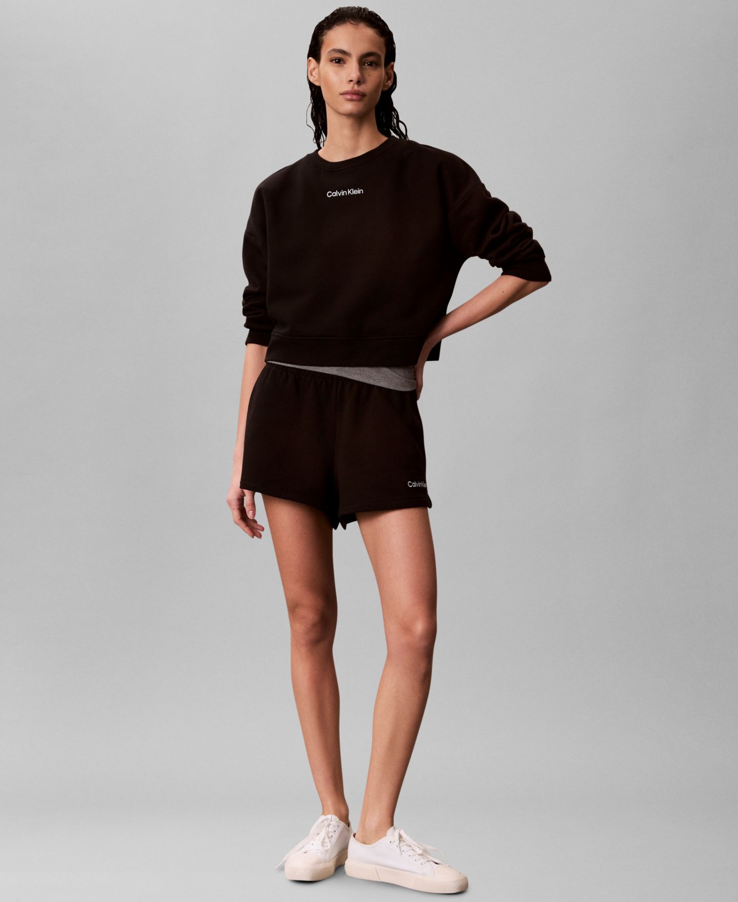 Женские толстовки Calvin Klein Performance Crewneck Long-Sleeve Sweatshirt, цвет: Чёрный — фото 2