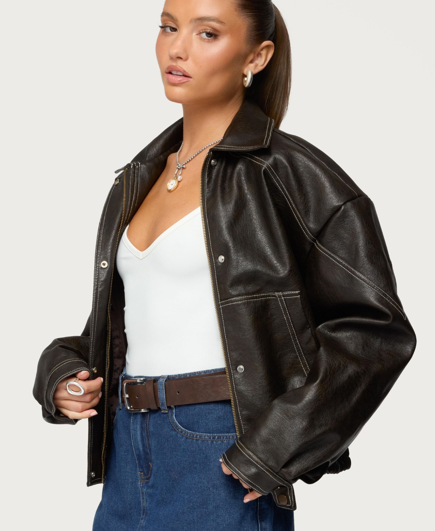Женская куртка Edikted Jaxson Oversized Faux Leather Bomber, цвет: Тёмный коричневый — фото 3