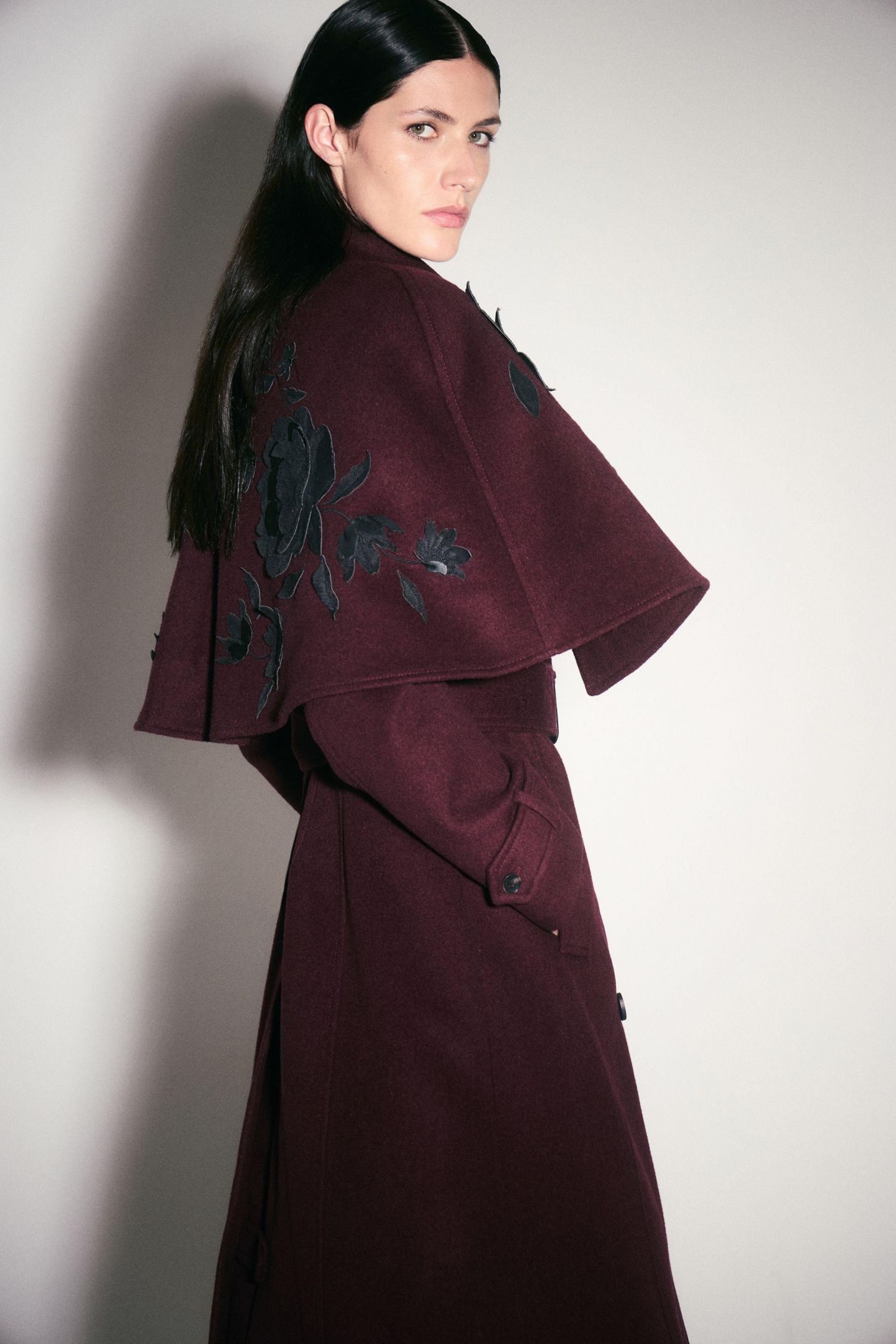 Женское пальто Karen Millen Tailored Funnel-Neck Cape Midi, цвет: Бордовый — фото 4