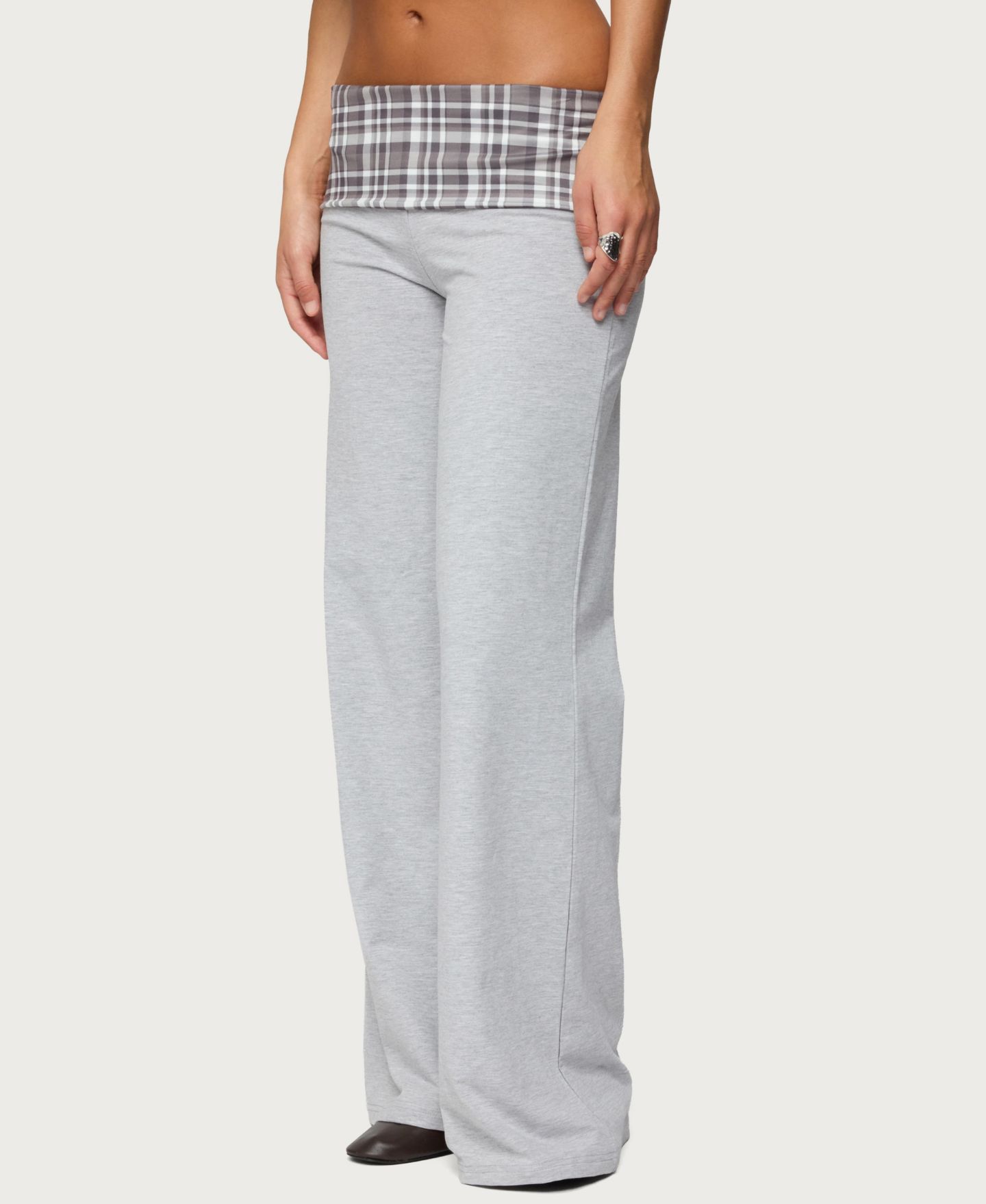 Женские брюки Edikted Kimmy Plaid Foldover Waist, цвет: Серый — фото 4