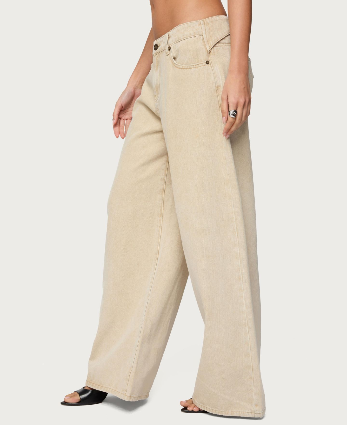Женские джинсы Edikted Buttoned Belt Low Rise Baggy, цвет: Бежевый — фото 4