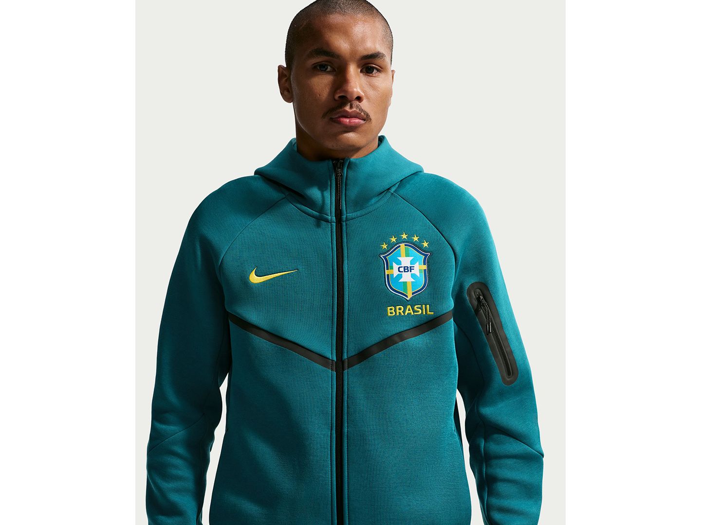 Мужское худи Nike Brazil Soccer Tech Fleece Full-Zip, цвет: Бирюзовый / Золотой — фото 2