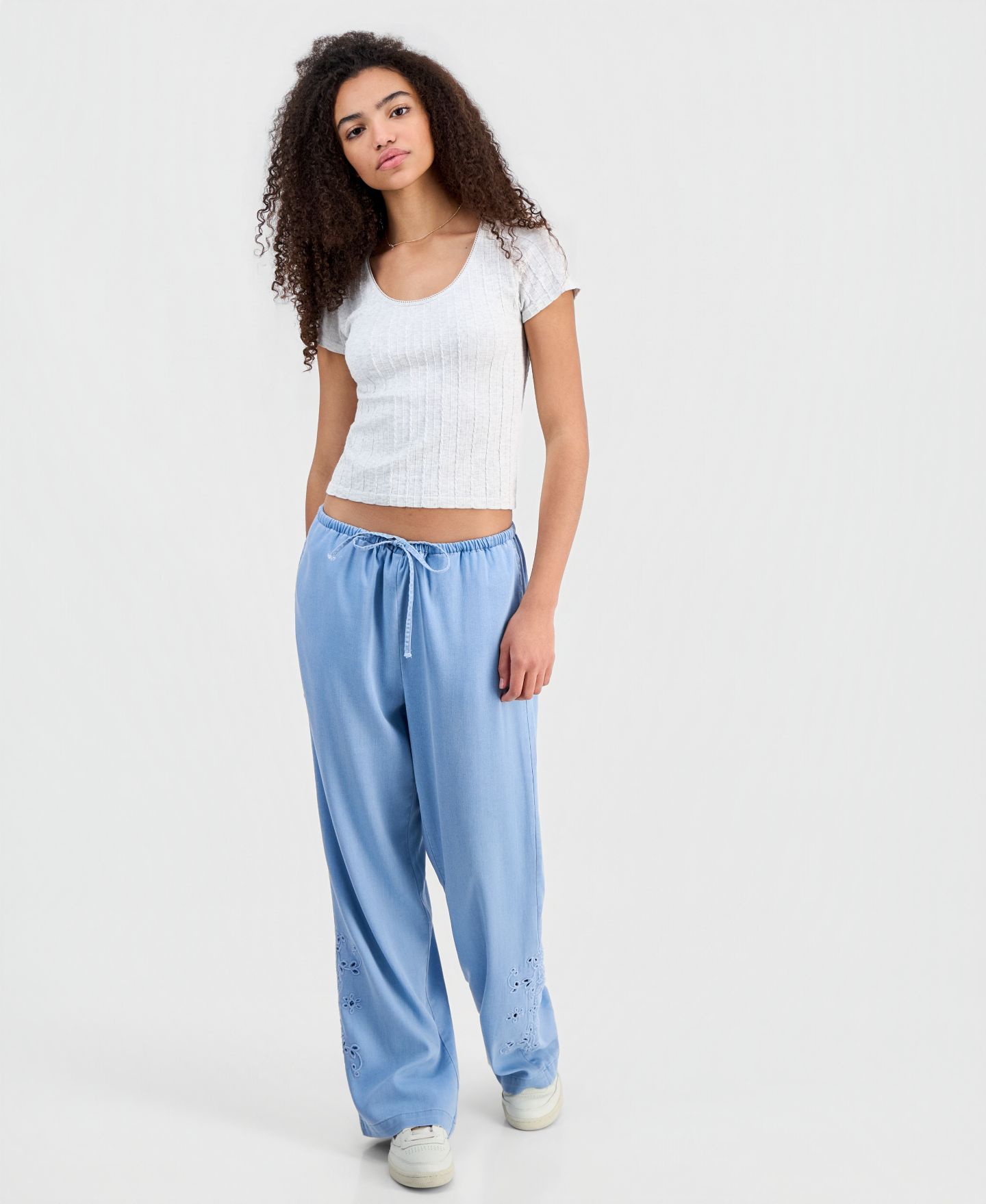 Женские джинсы Indigo Rein Juniors' Chambray Eyelet-Hem Drawstring, цвет: Светлая варка — фото 1