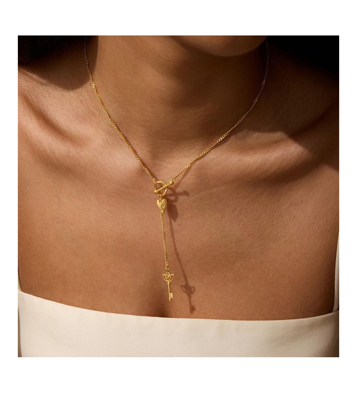 Satya Jewelry Fuchsia Agate Gold Hamsa Stretch Bracelet