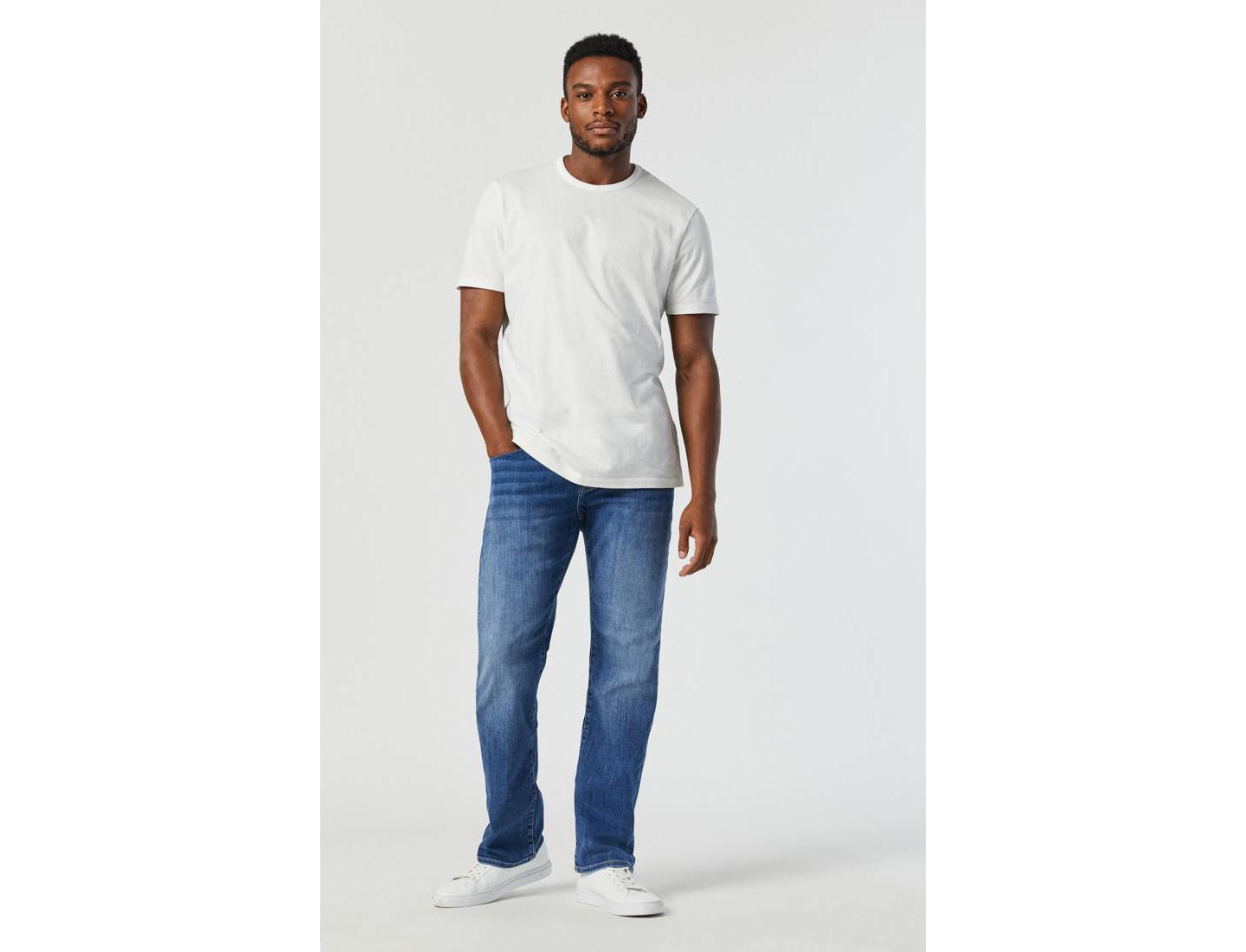 Мужские джинсы Mavi Jeans Marcus Slim Straight Leg Jeans in Mid Foggy Feather — фото 1