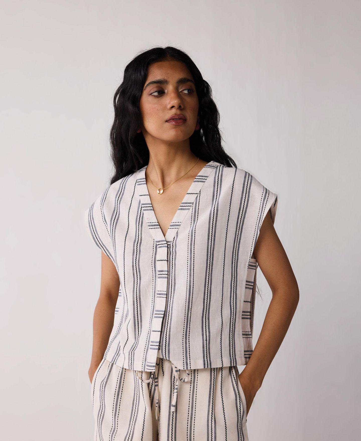 Женский топ Reistor Relaxed V-neck in Stripes, цвет: Холщовый — фото 1