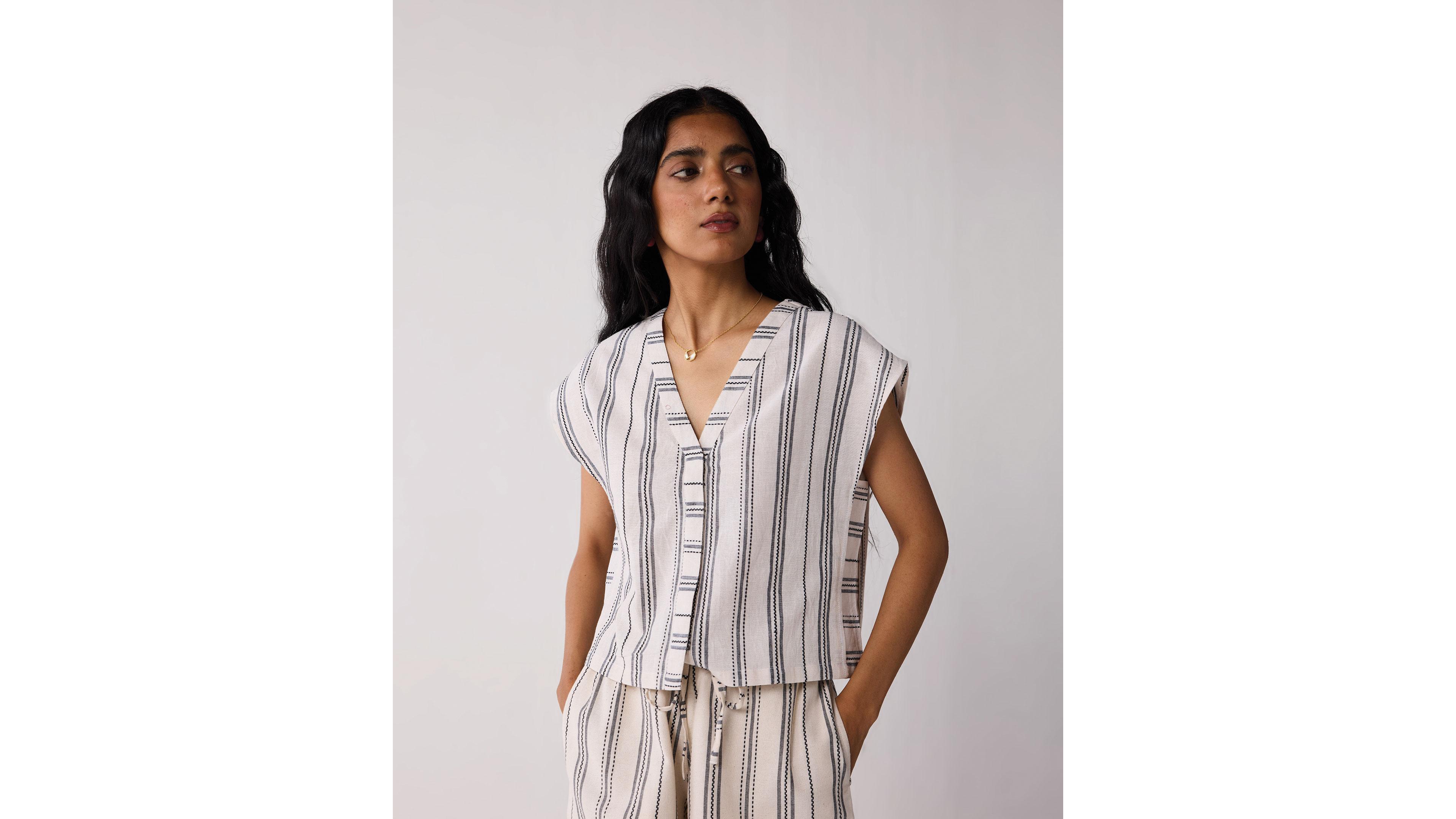 Reistor Women's Relaxed V-neck Top Stripes