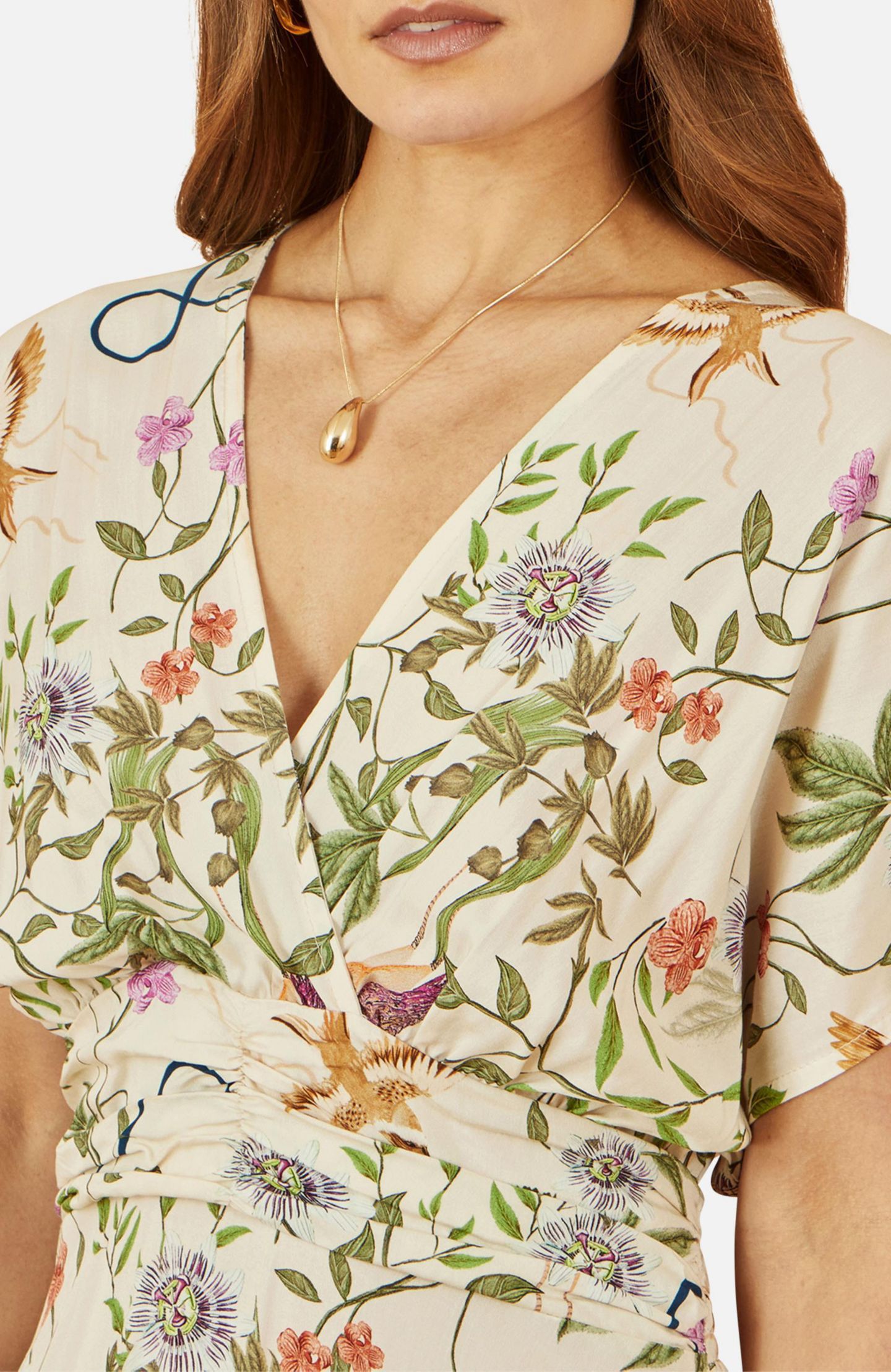 Женское платье Yumi Floral Print Ruched Waist Midi, цвет: Бежевый — фото 7