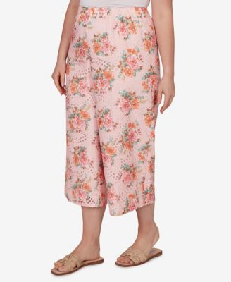 Plus Size Floral Eyelet Pull-On Capri Pants