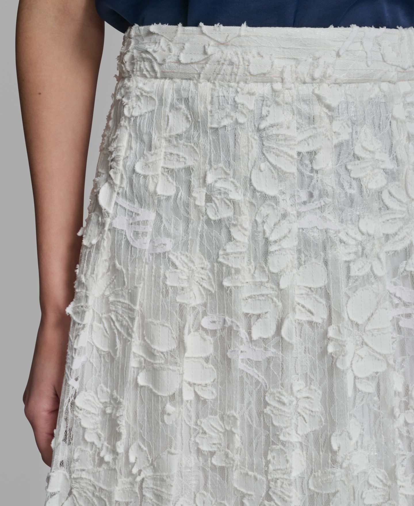 Женская юбка KARL LAGERFELD PARIS Laced Pleated Midi, цвет: Мягкий белый — фото 6