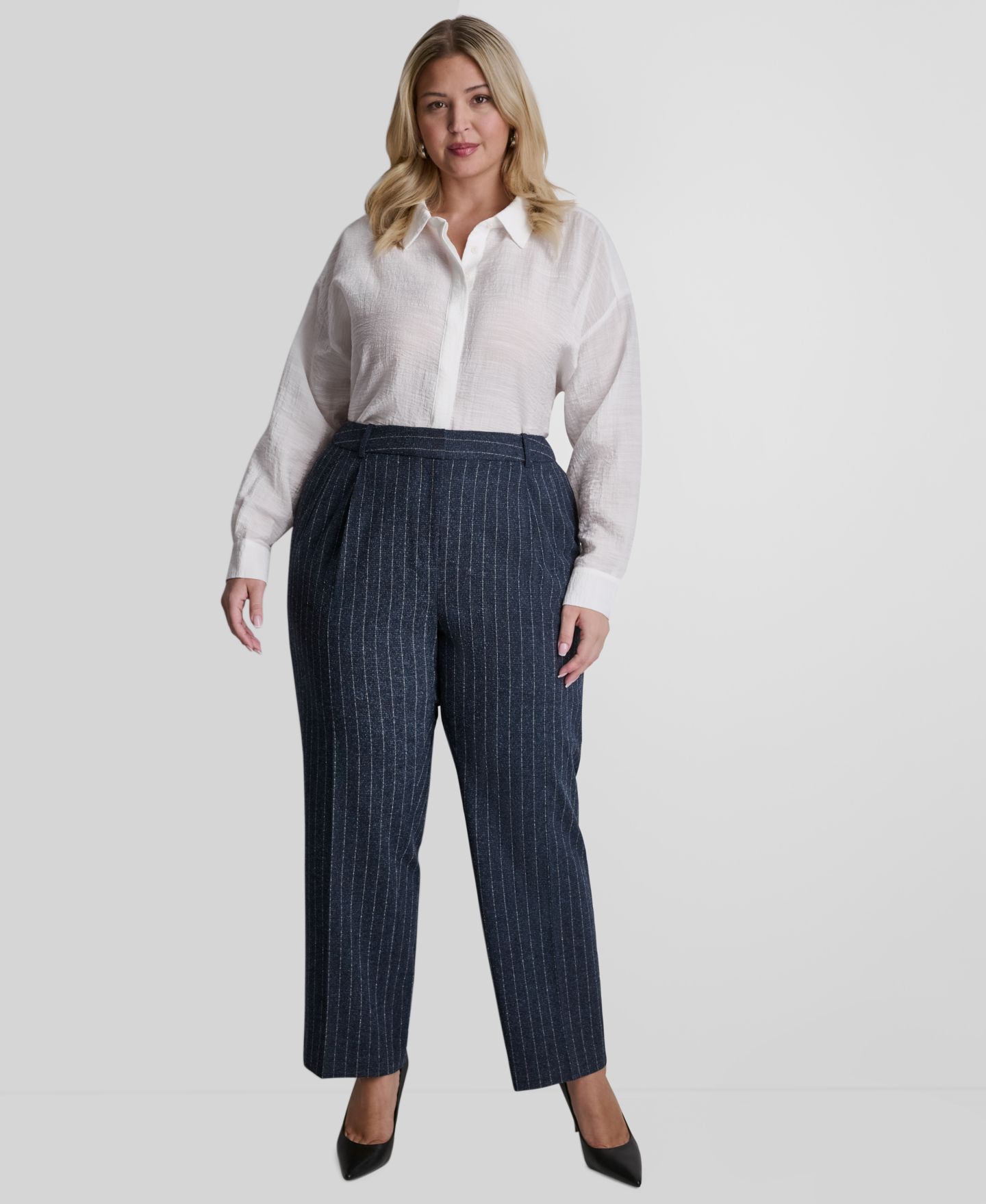 Женские брюки DKNY Plus Size Mid-Rise Pinstripe Pleated, цвет: Тёмно-синий / Комбинированный — фото 1