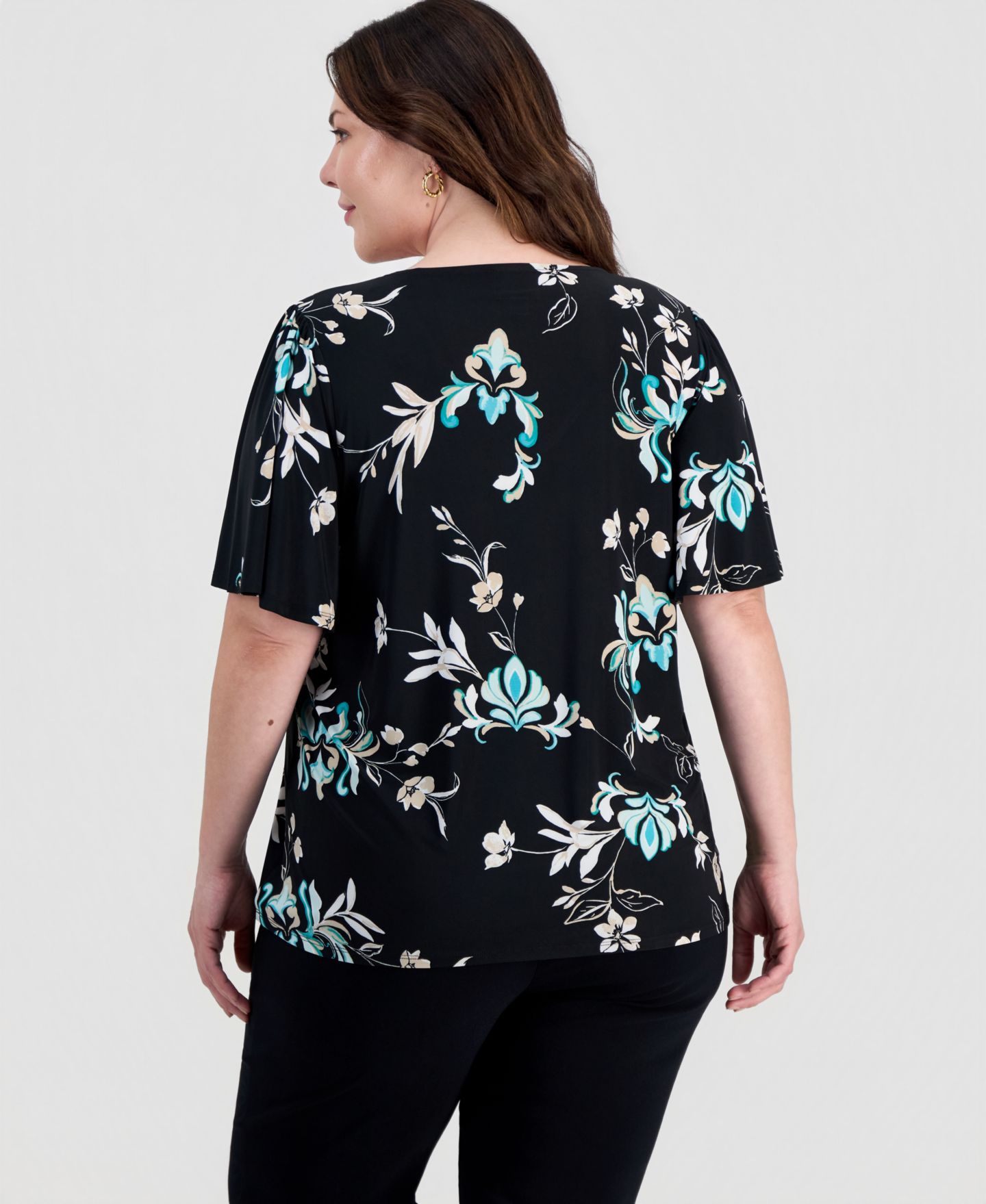 Женский топ JM Collection Plus Size Tossed Floral V-Neck Flutter-Sleeve Top, цвет: Глубокий чёрный — фото 4