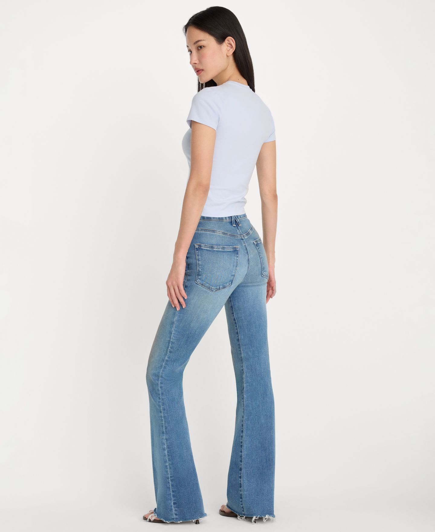 Женские джинсы Good American Flare-Leg Mid-Rise, цвет: Индиго — фото 4