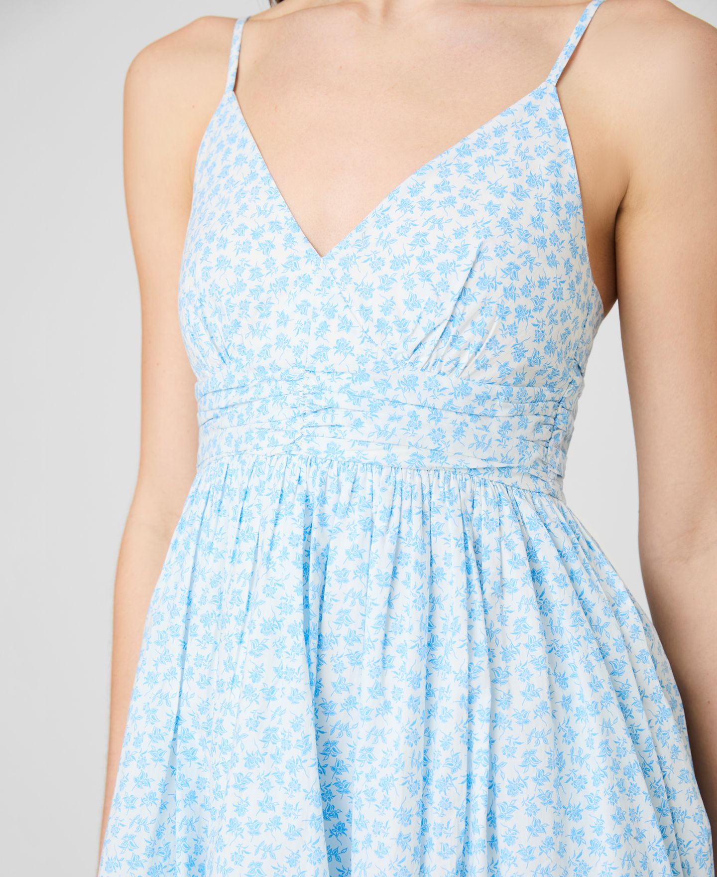 Женское платье French Connection V-Neck Floral Print Mini, цвет: Белый синий — фото 4