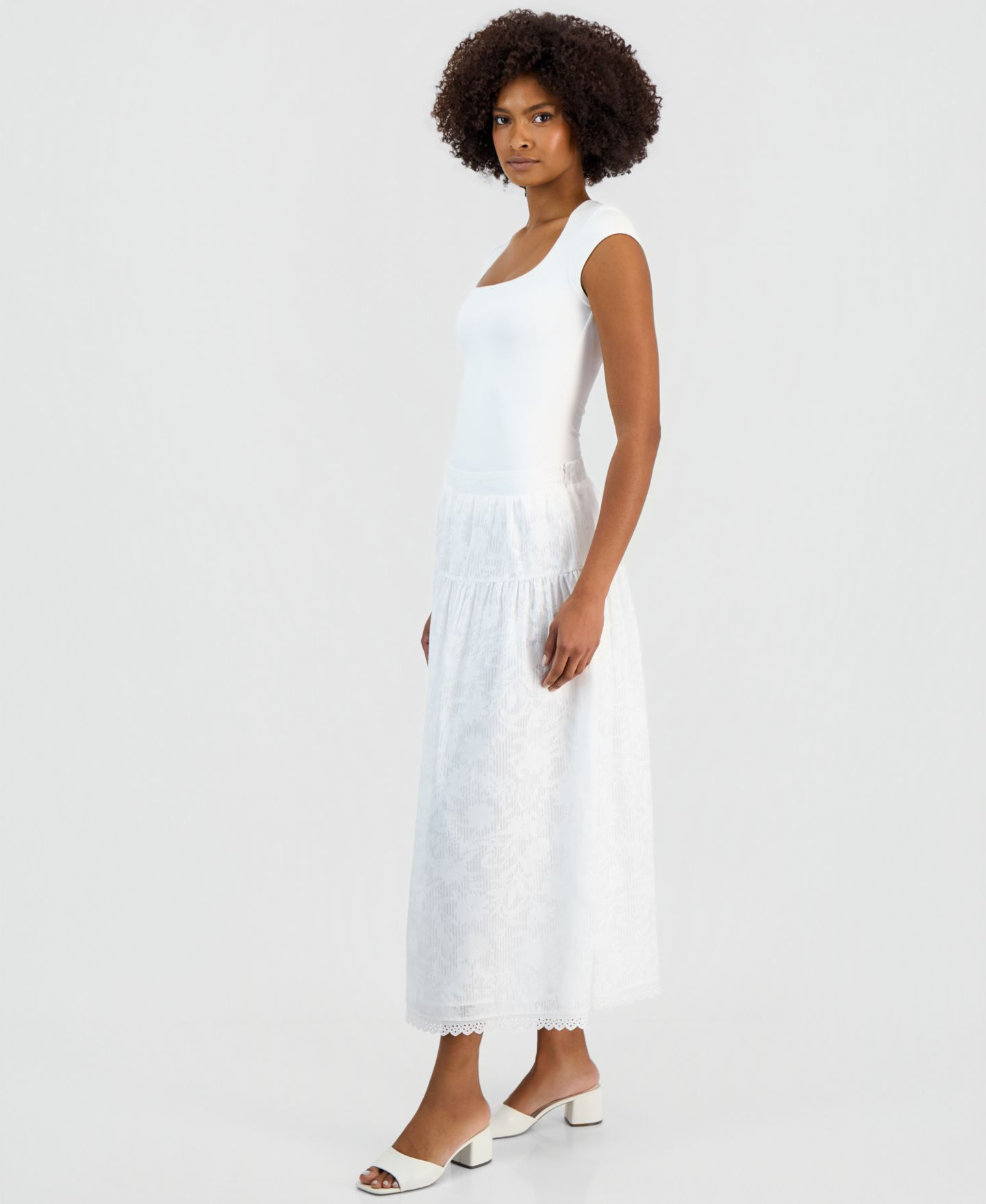 Женская юбка Vince Camuto Tonal-Print Tiered Lace-Trim Maxi, цвет: Белый — фото 4