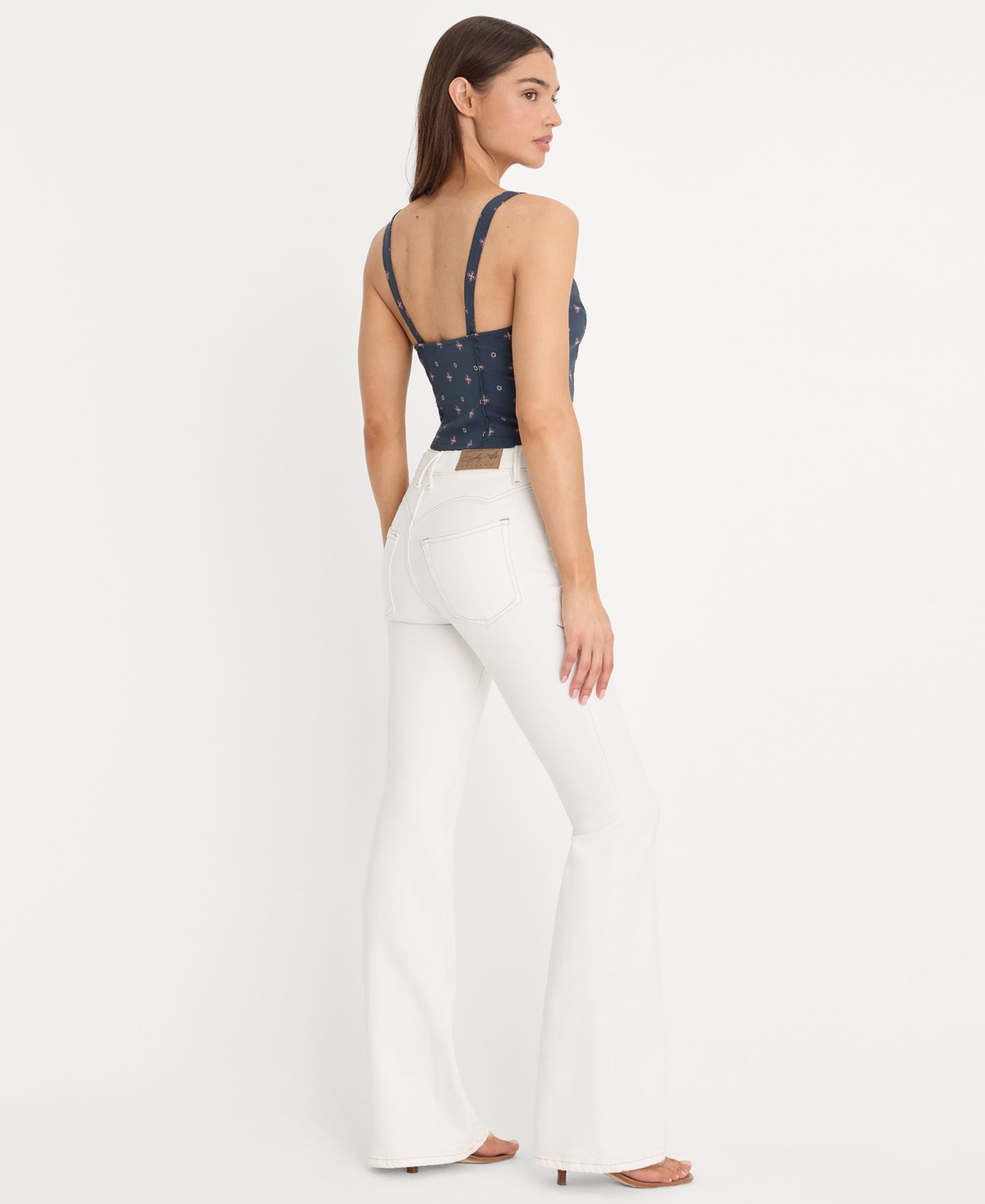 Женские джинсы Good American Dolly Joleans Mid-Rise Flared-Leg, цвет: Винтажный белый — фото 4