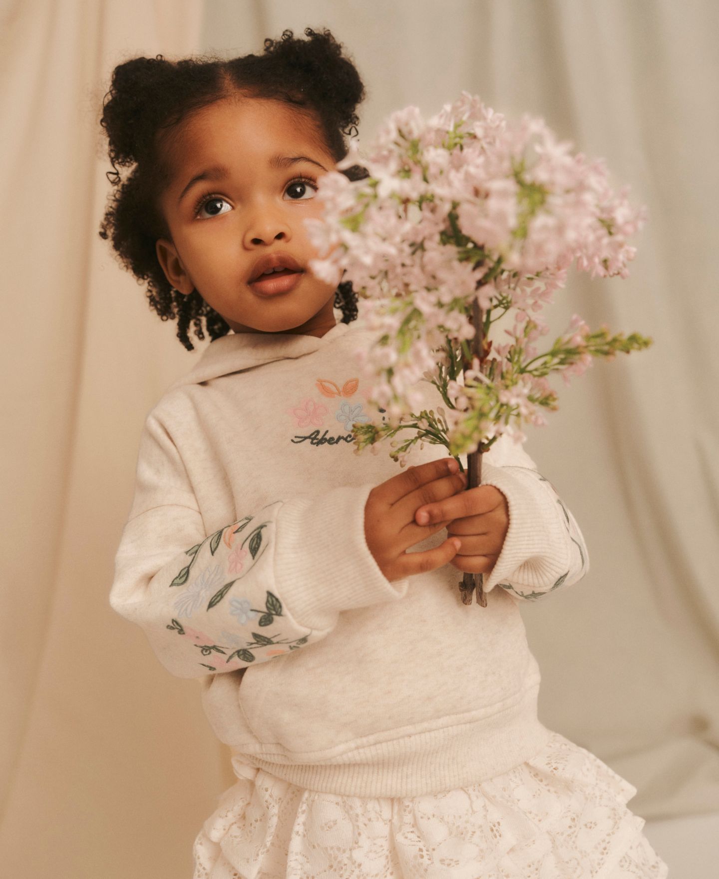Худи abercrombie kids Essentials Embroidered Pullover для девочек-малышей, цвет: Бежевый — фото 7