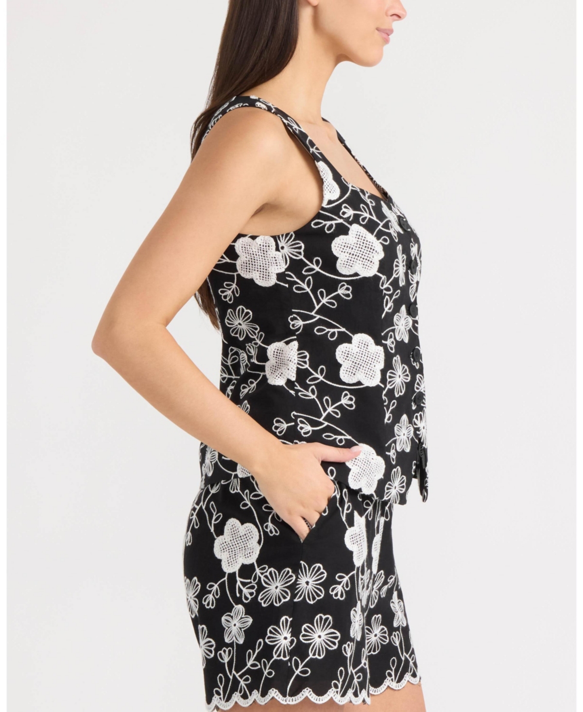 Ellen Tracy Women's Embroidered Scallop Vest