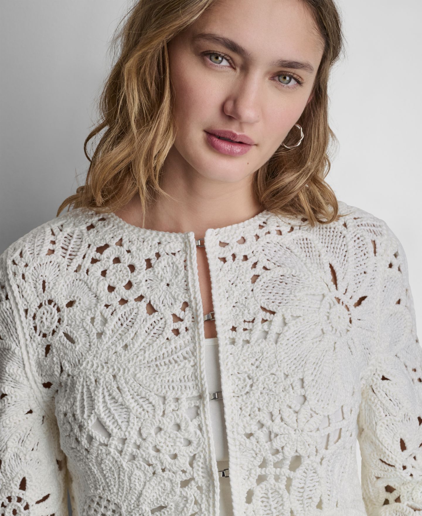 Женский кардиган DKNY Jeans Long-Sleeve Floral Crochet Crewneck With Scallop Hem, цвет: Сливочный — фото 3
