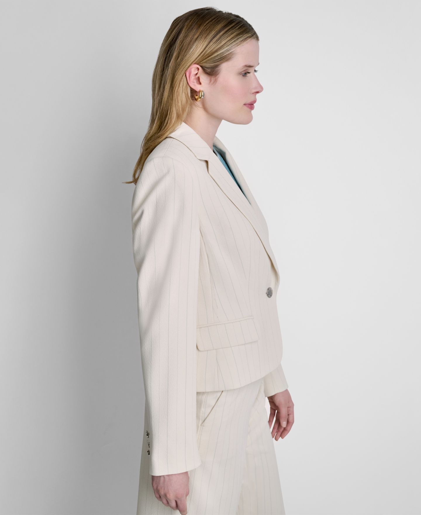 Женский пиджак DKNY Pinstriped Long-Sleeve Cropped Blazer, цвет: Кокосовый / Синий полосатый — фото 3