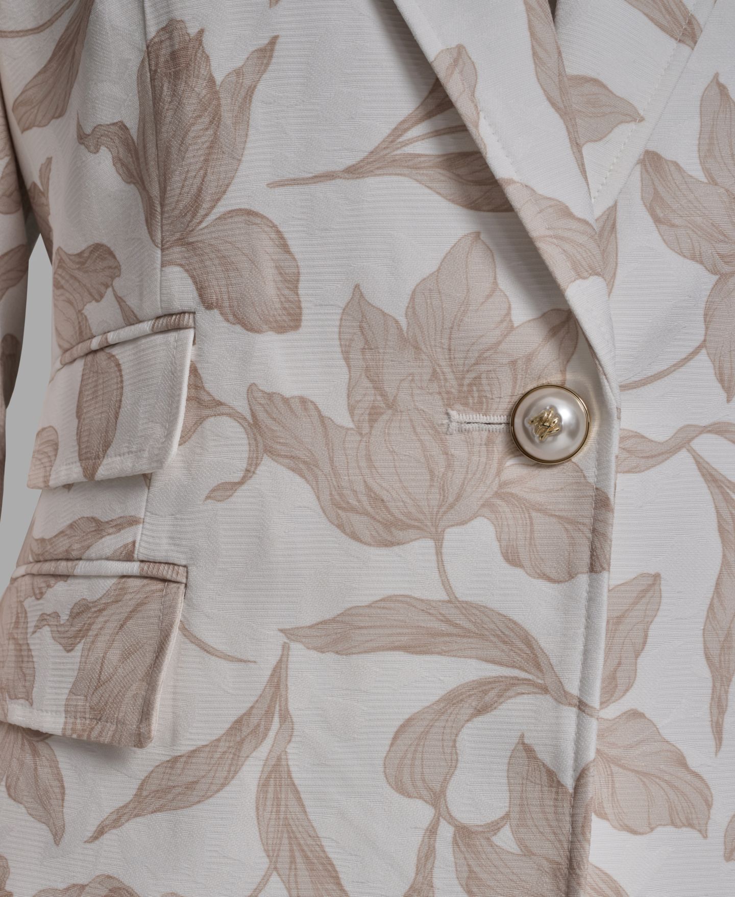 Женский пиджак KARL LAGERFELD PARIS 3 Pocket Floral Printed Notch Lapel Blazer, цвет: Мягкий белый — фото 4