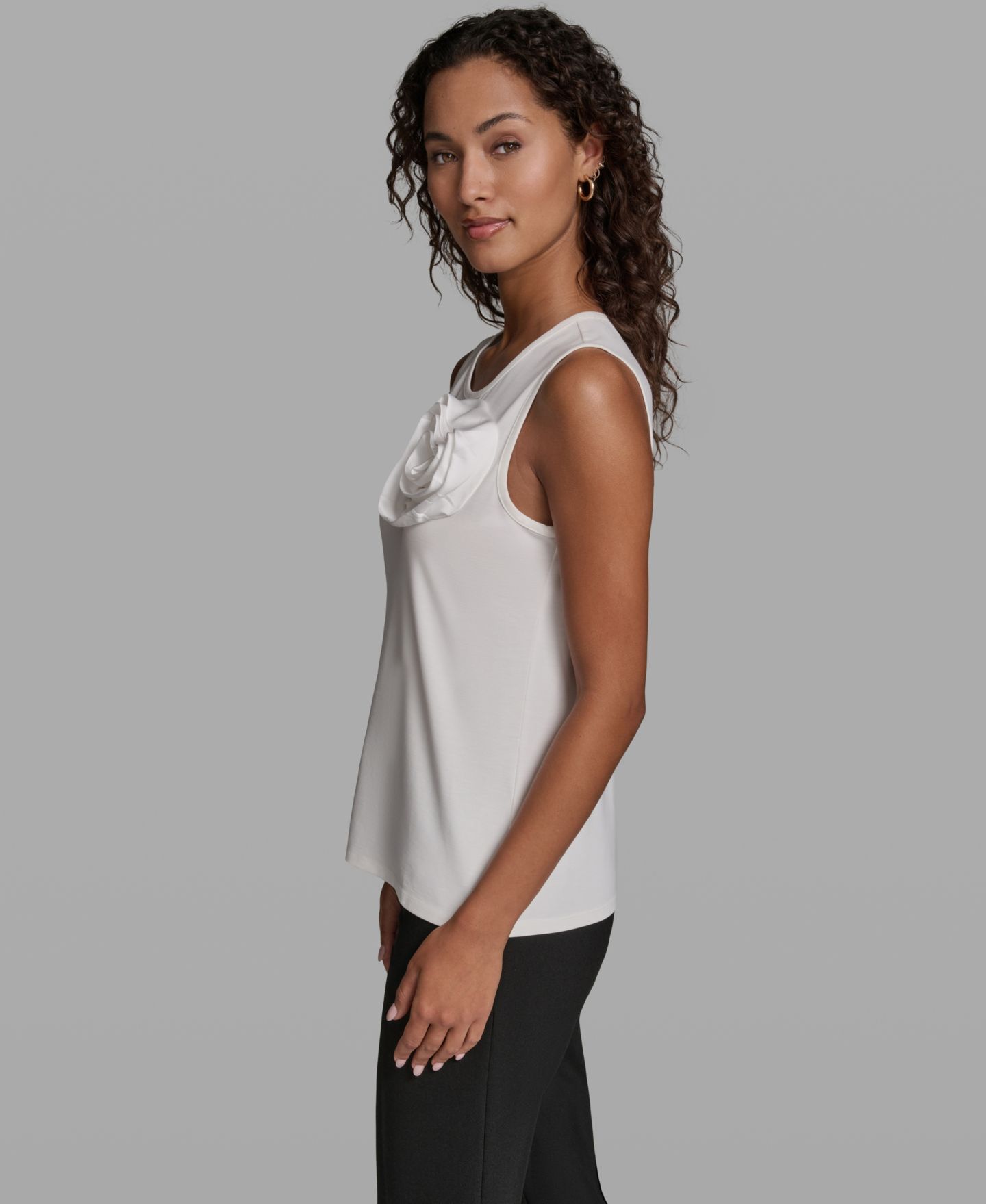 Женская блузка KARL LAGERFELD PARIS Floral Detail Sleeveless Blouse, цвет: Мягкий белый — фото 3