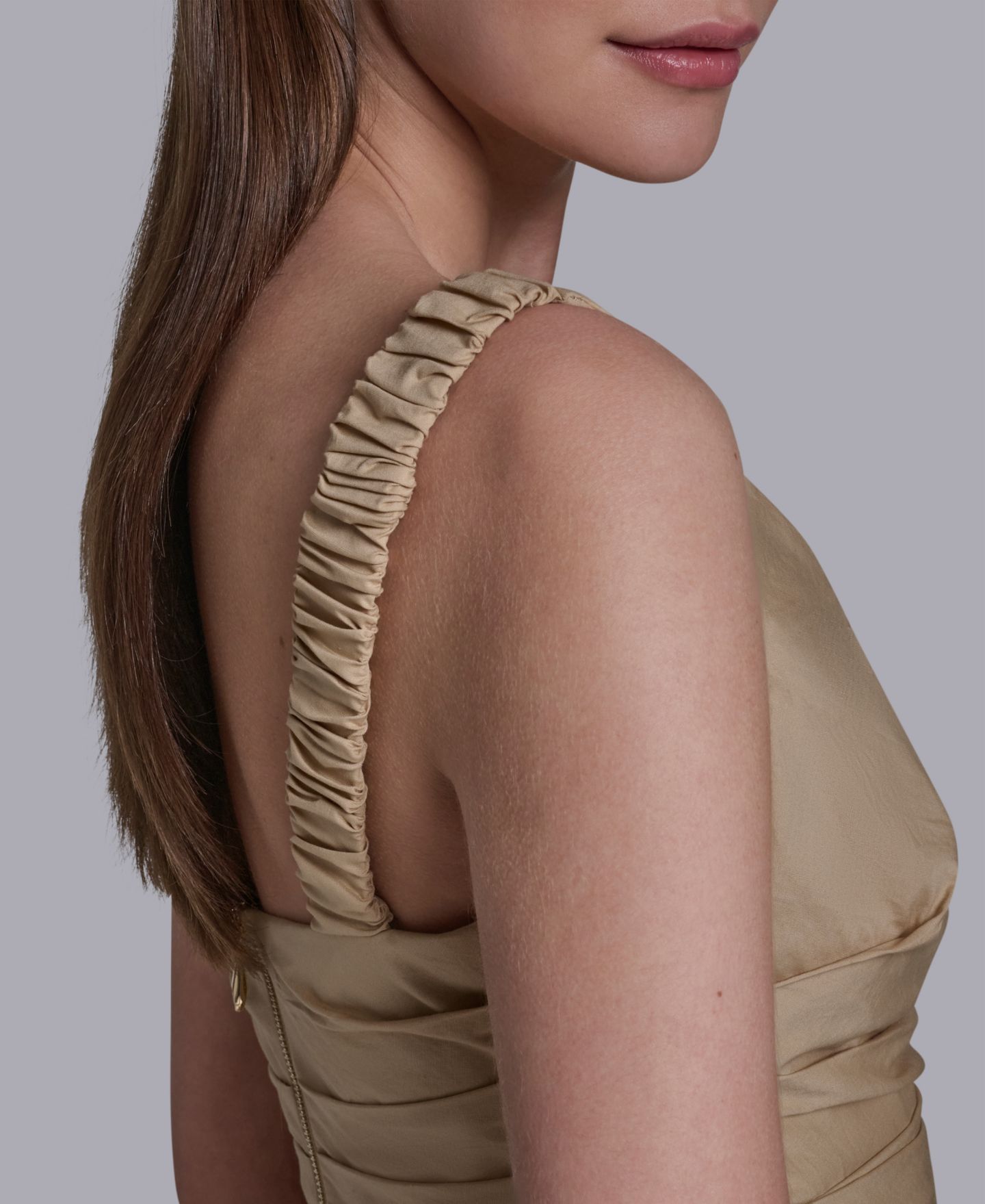Женское платье Halston Boat Neck Sleeveless Pleated Midi, цвет: Бежевый хаки — фото 4