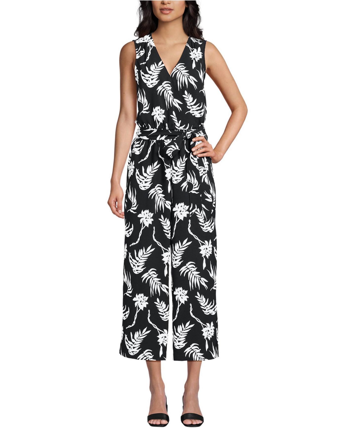 Женский комбинезон Lands' End Sleeveless Creaseless Wrap Jumpsuit with Smocked Waist, цвет: Чёрный с принтом — фото 1